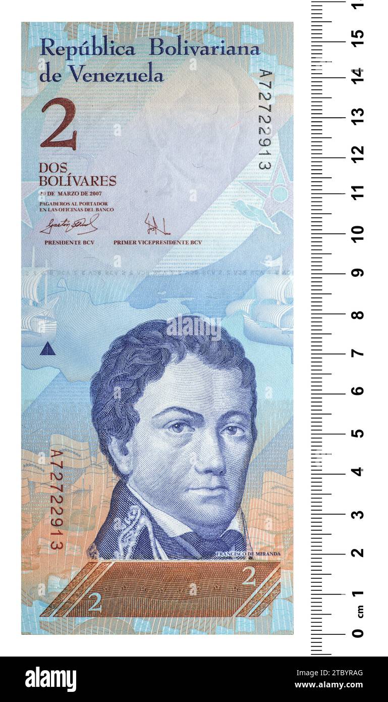 La face avant du billet vénézuélien est constituée de deux bolivars avec une règle graduée. Isolé sur blanc Banque D'Images