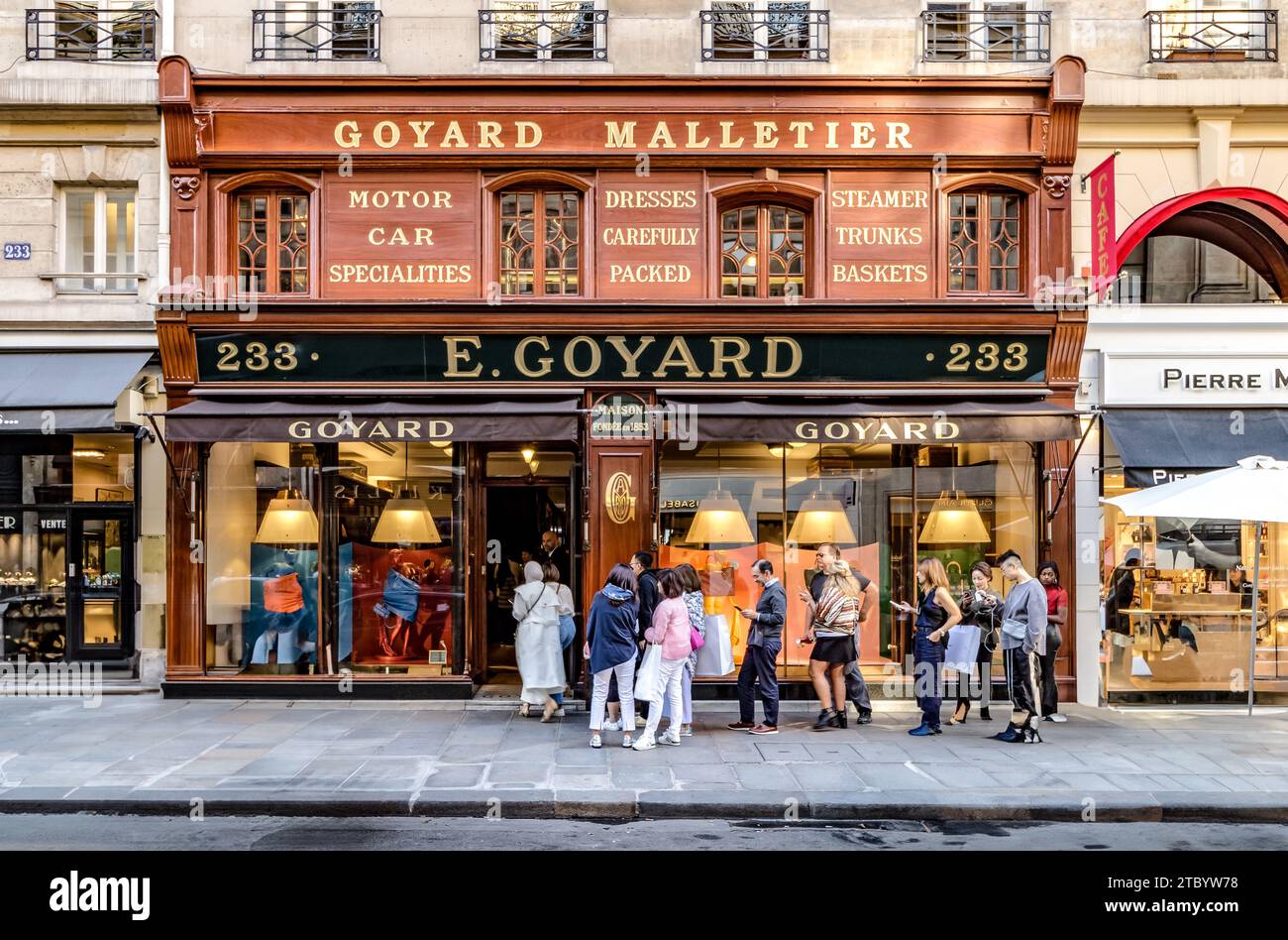 Les gens font la queue pour entrer dans la Maison Goyard, un magasin de maroquinerie de luxe rue Saint Honoré, Paris, France Banque D'Images