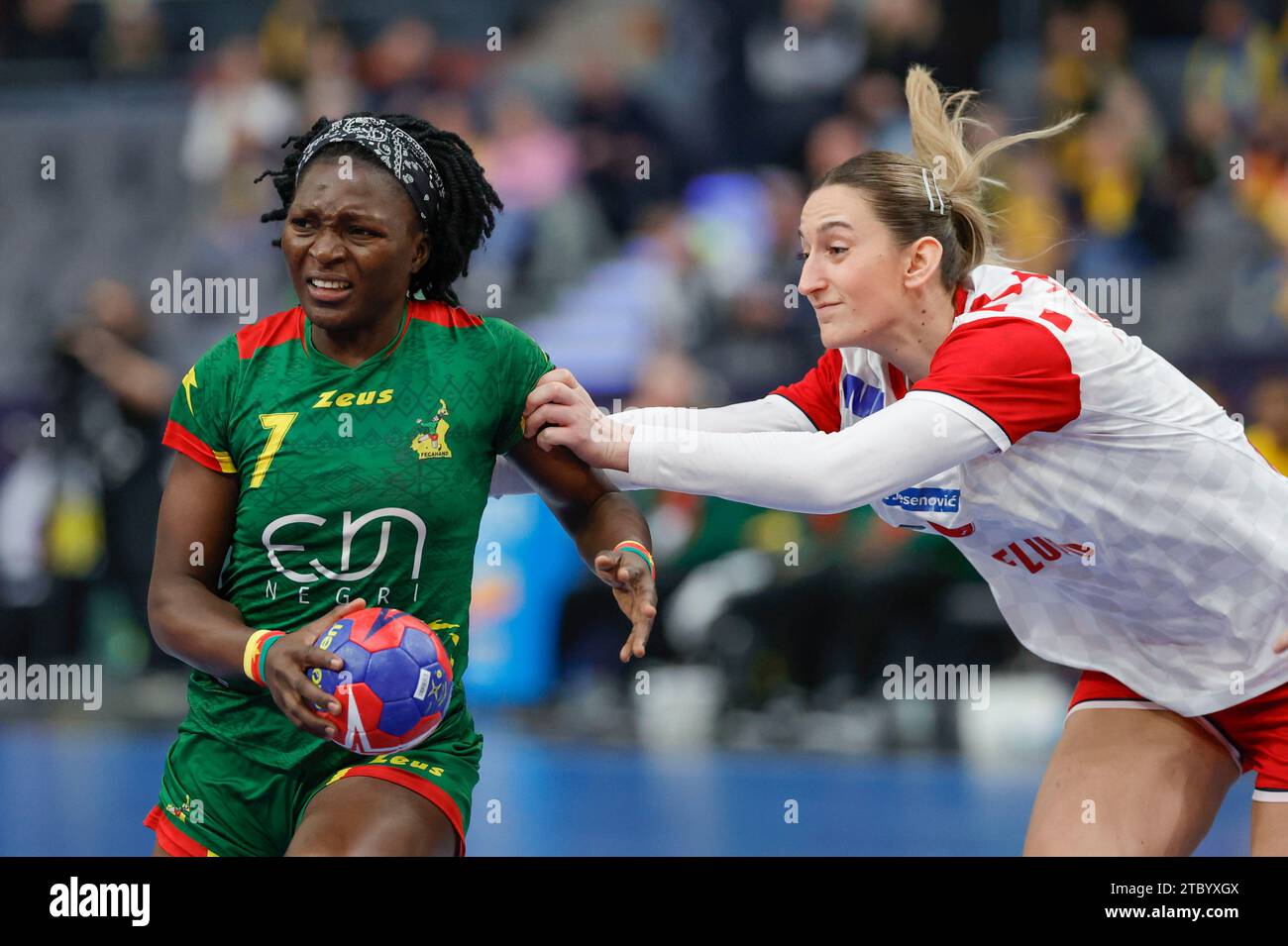 Les Camerounais Laeticia Petronie Ateba Engadi et Croates Sara Šenvald lors du match du samedi dans le championnat du monde de handboll à Scandinavium Arena, Gothenburg, Suède le 09 décembre 2023. Photo : Adam Ihse / TT / kod 9200 Banque D'Images