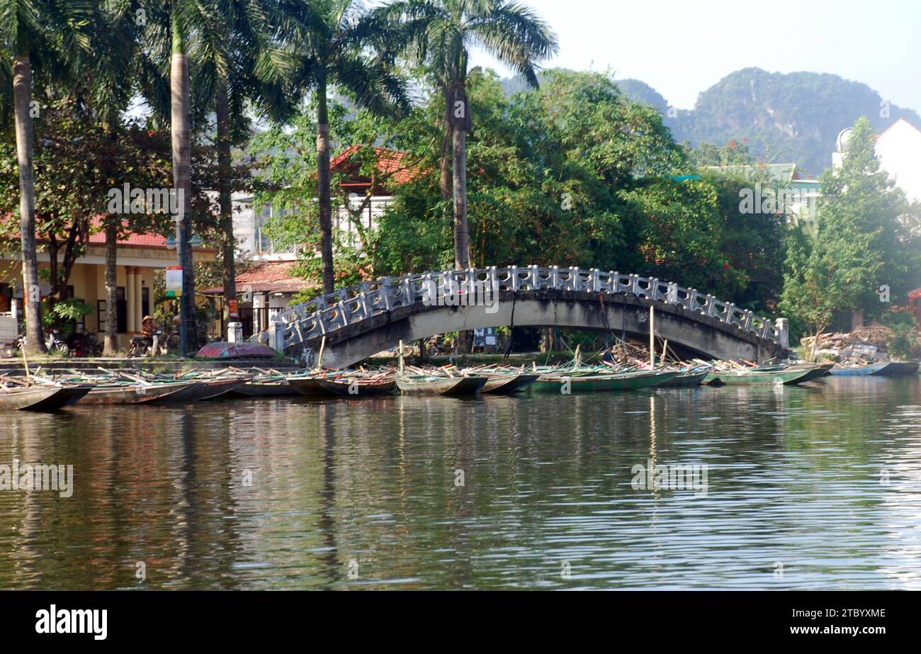 Bateaux de tourisme vides sur la rivière à Tam COC au vietnam Banque D'Images