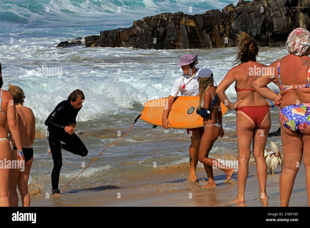 Sauveteur en action pour aider un surfeur blessé, El Cotillo, Fuerteventura, Îles Canaries, Espagne. Prise en novembre 2023. cym Banque D'Images