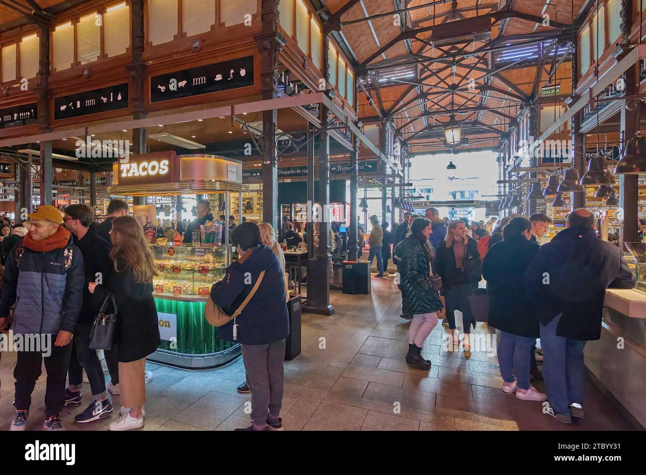 MADRID ESPAGNE - 09 DÉCEMBRE 2023 : marché animé de San Miguel à Madrid, Espagne. les gens magasinant dans divers stands et vendeurs vendant des produits frais, des viandes Banque D'Images