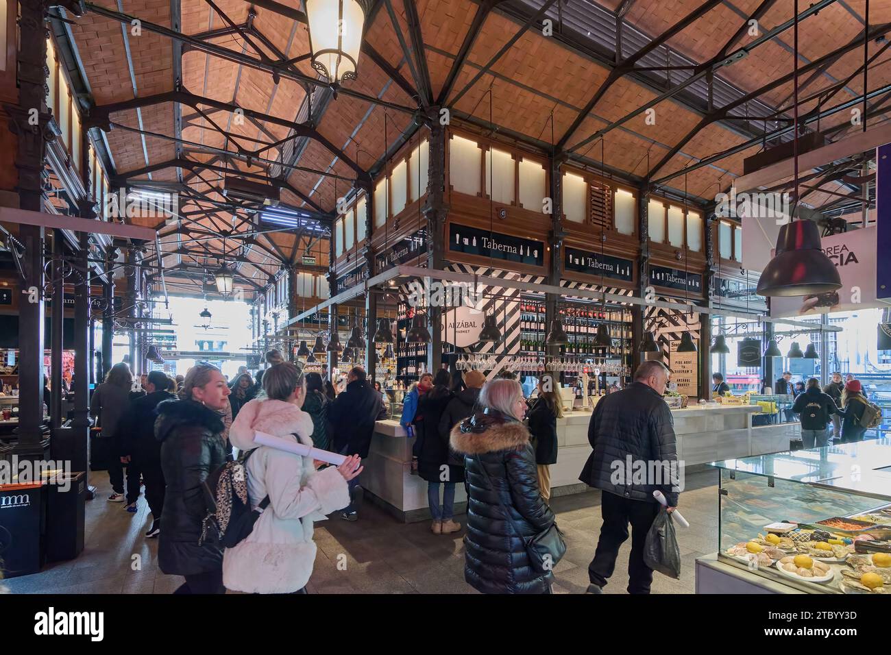 MADRID ESPAGNE - 09 DÉCEMBRE 2023 : marché animé de San Miguel à Madrid, Espagne. les gens magasinant dans divers stands et vendeurs vendant des produits frais, des viandes Banque D'Images