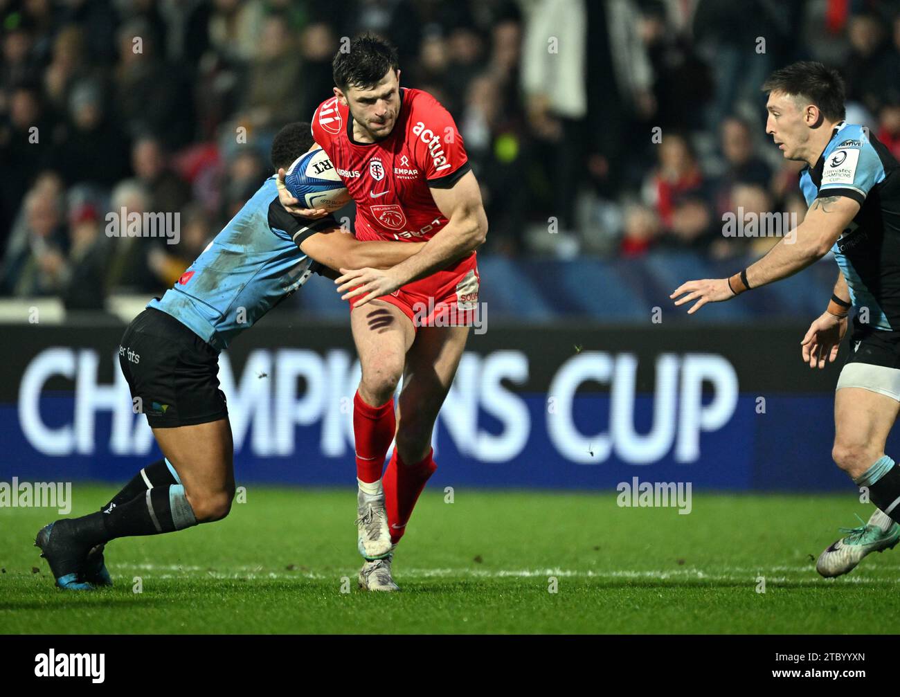 Toulouse, France. 09 décembre 2023. © PHOTOPQR/LA DEPECHE DU MIDI/LAURENT DARD ; TOULOUSE ; 09/12/2023 ; DDM LAURENT DARD RUGBY CHAMPIONS CUP au STADE ERNEST WALLON STADE TOULOUSAIN en ROUGE CONTRE CARDIFF en BLEU BLAIR KINGHORN match de rugby à XV entre le Stade Toulousain Rugby (Toulouse) et Cardiff Rugby au Stade Ernest-Wallon de Toulouse, le 9 décembre 2023. Crédit : MAXPPP/Alamy Live News Banque D'Images