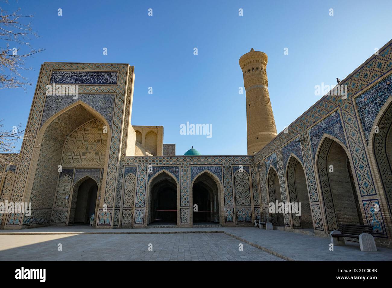 Boukhara, Ouzbékistan - 9 décembre 2023 : vues de la mosquée Kalyan dans le centre de Boukhara en Ouzbékistan. Banque D'Images