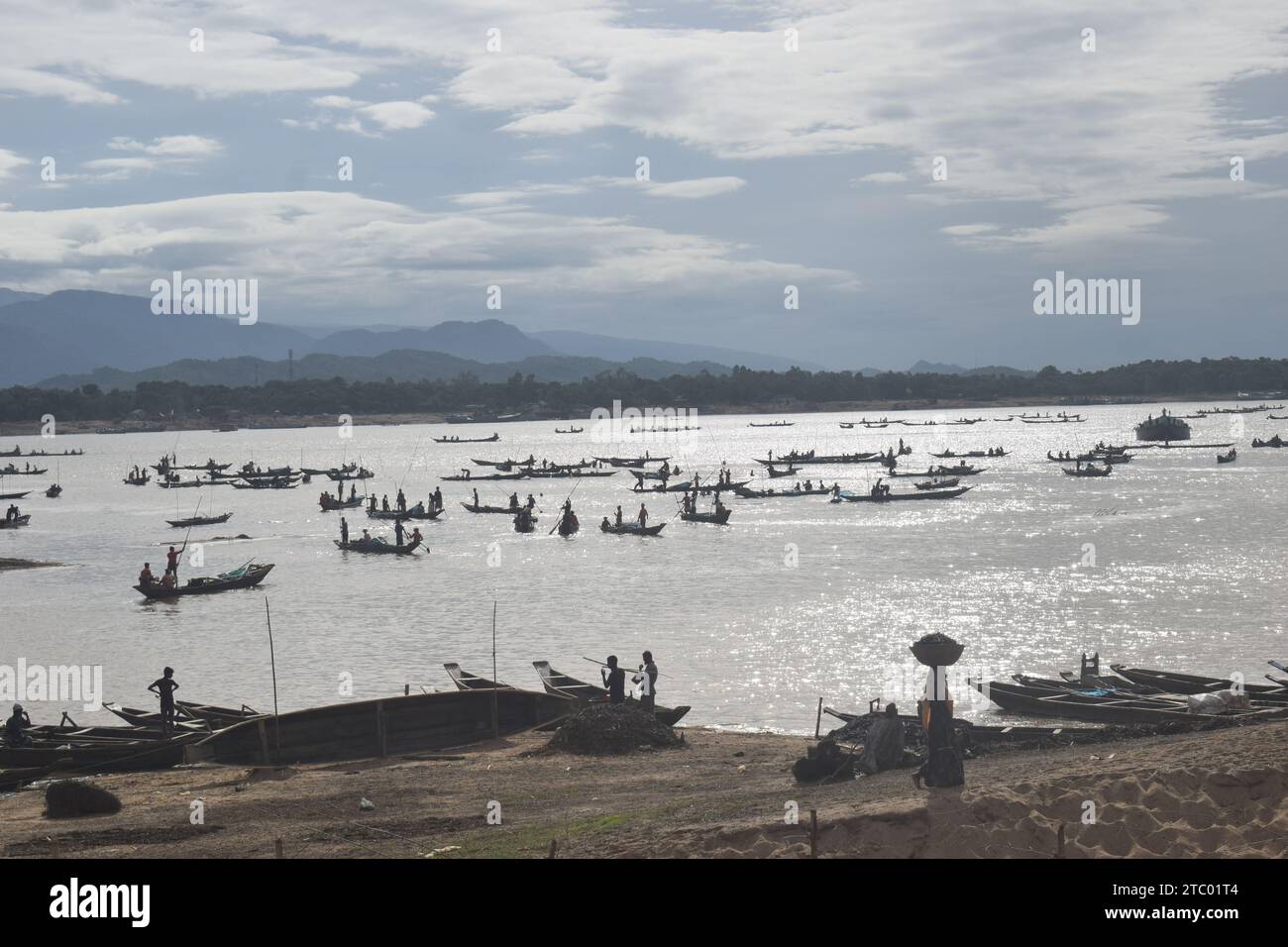 Les gens font carrière de pierres dans la rivière Jadukata, dans les contreforts de Meghalaya Banque D'Images