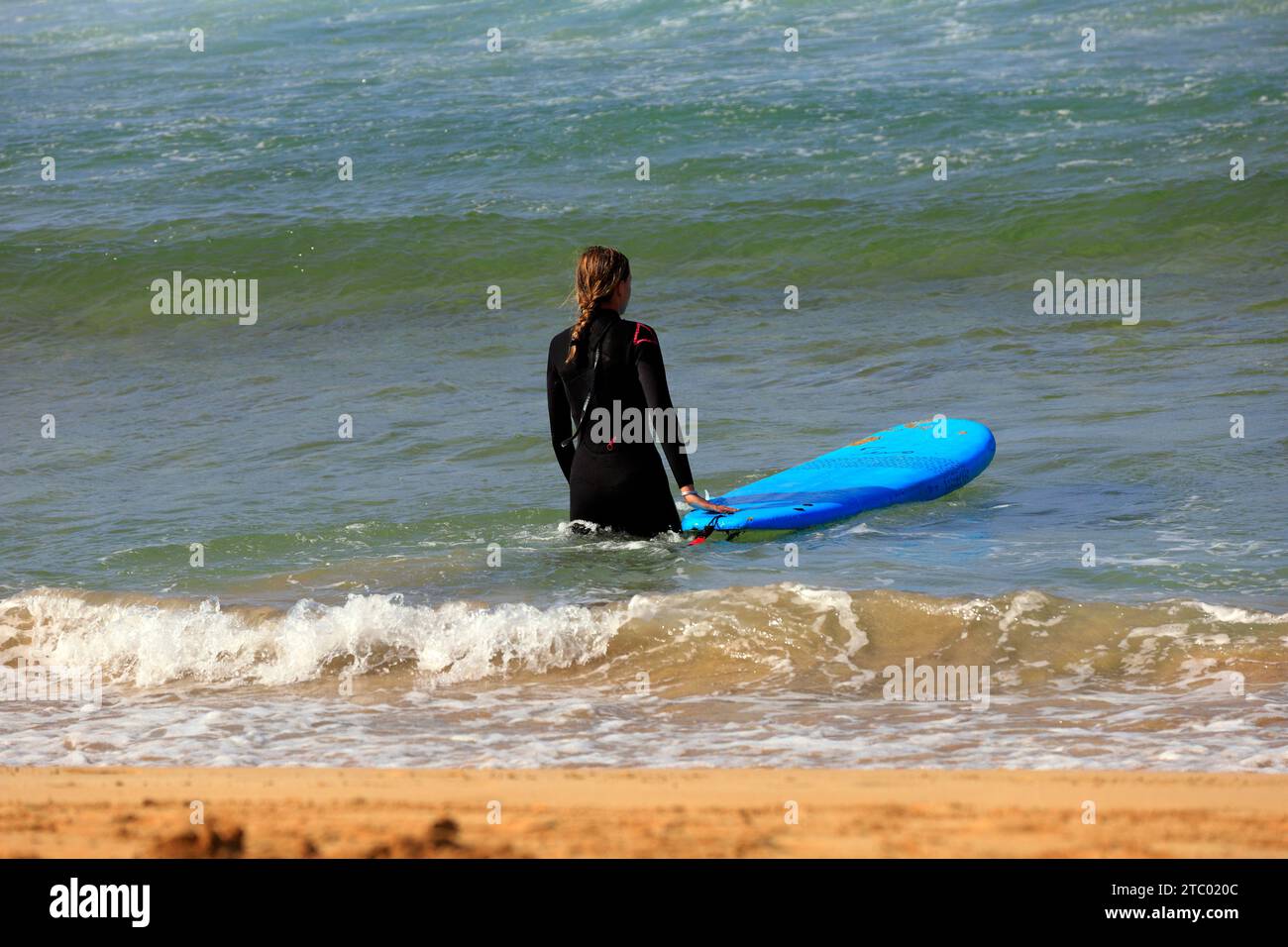Femme solitaire surfant à Pedra Beach, El Cotillo, Fuerteventura, Îles Canaries, Espagne. Prise en novembre 2023 Banque D'Images