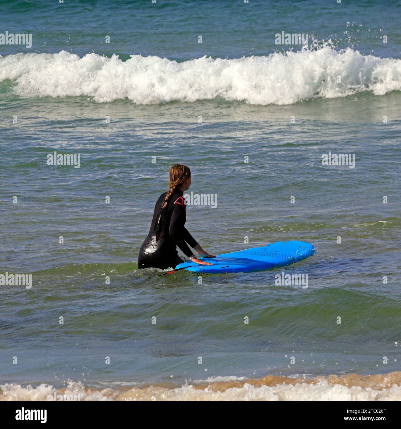 Femme solitaire surfant à Pedra Beach, El Cotillo, Fuerteventura, Îles Canaries, Espagne. Prise en novembre 2023 Banque D'Images