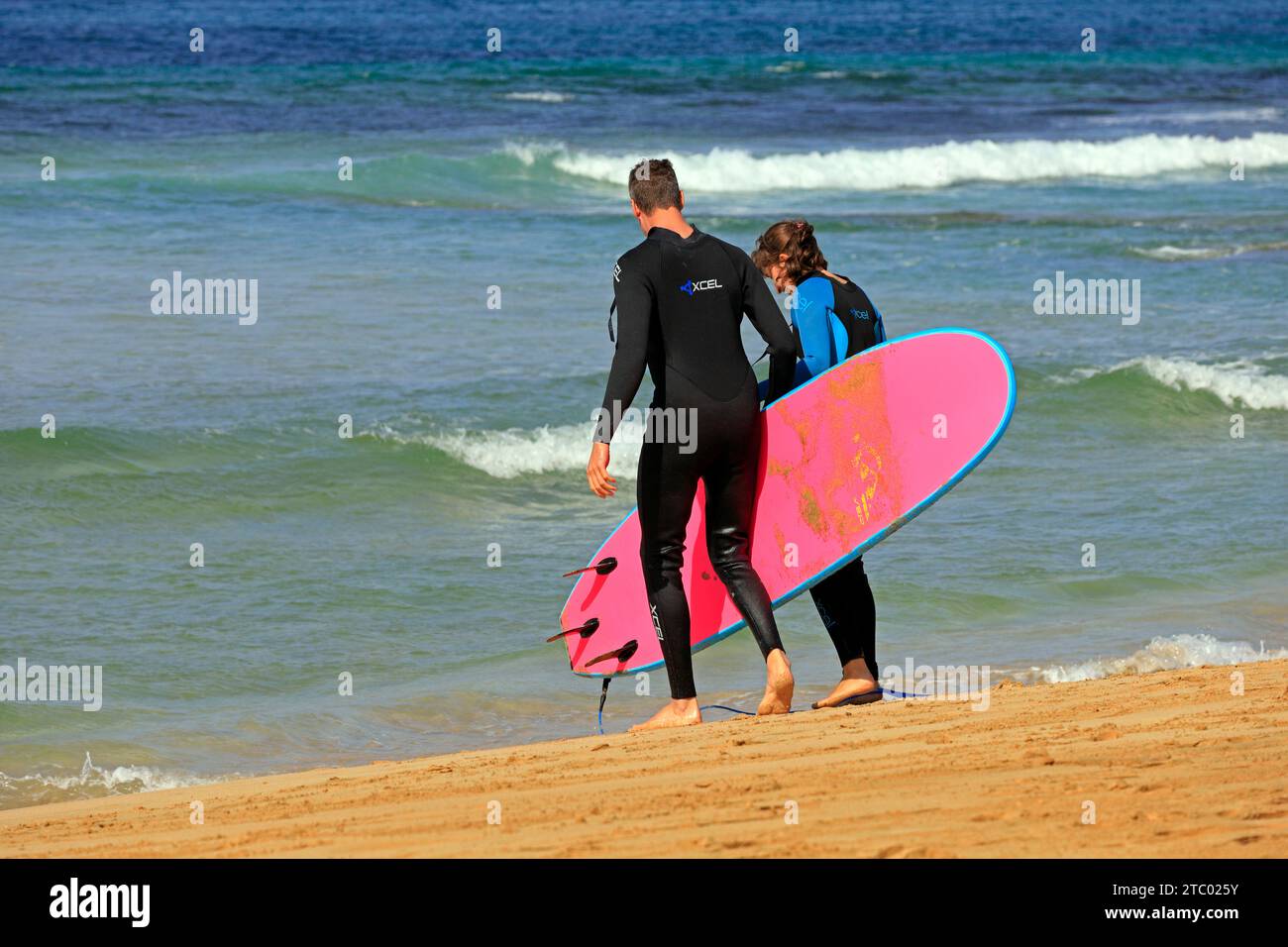 Surf à Pedra Beach, El Cotillo, Fuerteventura, Îles Canaries, Espagne. Prise en novembre 2023 Banque D'Images