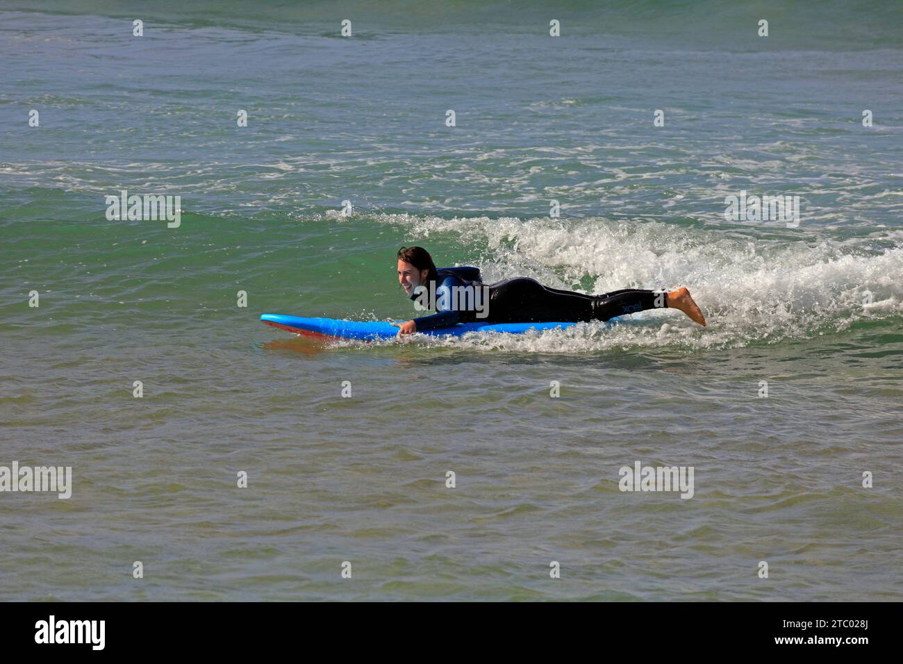 Surf à Pedra Beach, El Cotillo, Fuerteventura, Îles Canaries, Espagne. Prise en novembre 2023 Banque D'Images