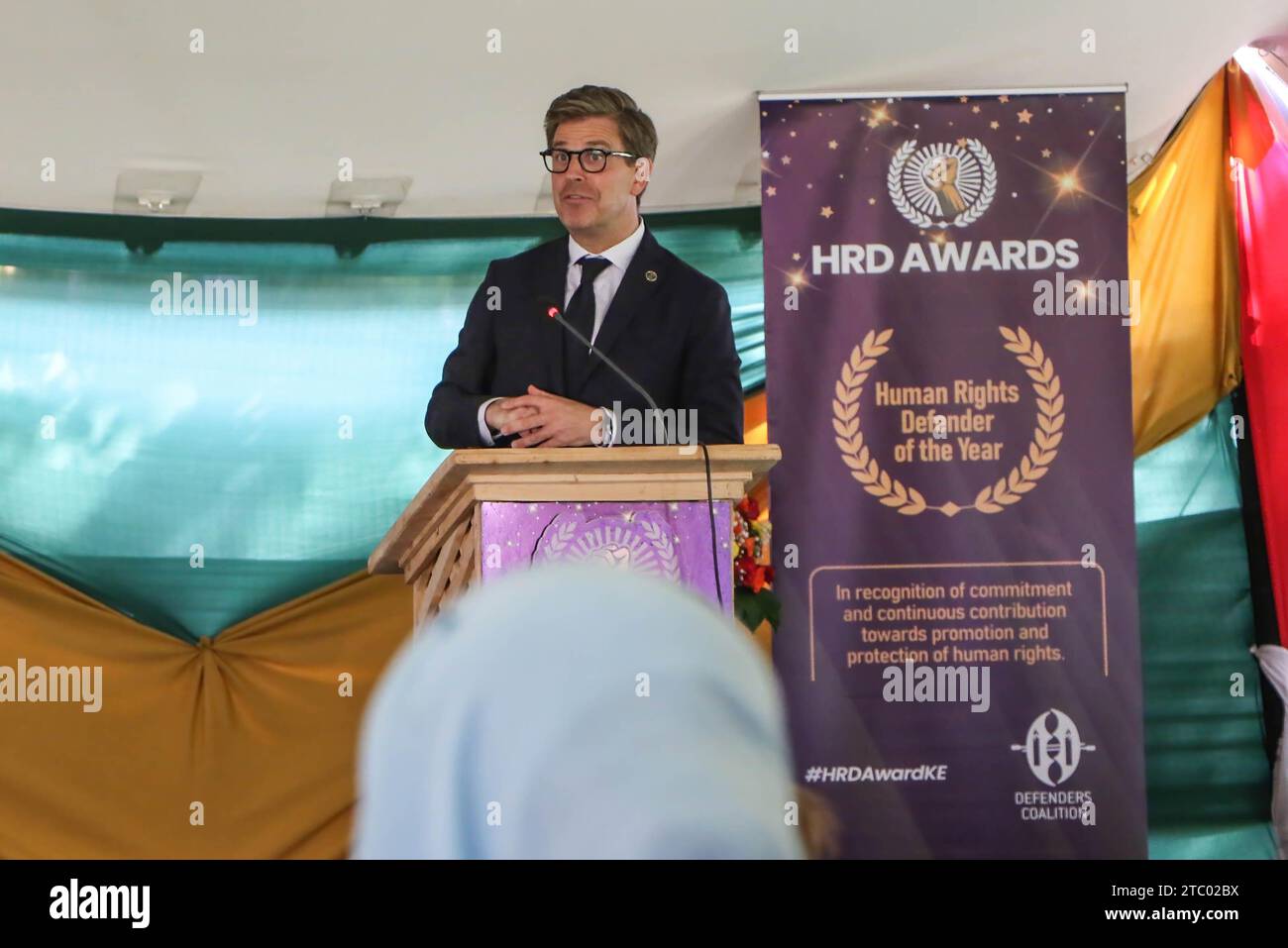 Nairobi, Kenya. 08 décembre 2023. Stephan Schˆnemann, Ambassadeur du Danemark, s'adresse à l'auditoire lors de la cérémonie de remise des prix des droits de l'homme de la Defenders Coalition, qui s'est tenue à l'ambassade du Danemark à Nairobi. L'événement a reconnu et célébré d'éminents militants des droits de l'homme qui ont plaidé pour la protection des droits de l'homme. Crédit : SOPA Images Limited/Alamy Live News Banque D'Images