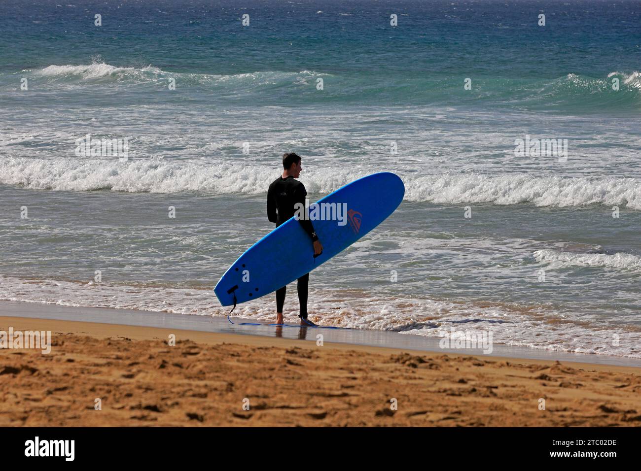 Surf à Pedra Beach, El Cotillo, Fuerteventura, Îles Canaries, Espagne. Prise en novembre 2023 Banque D'Images