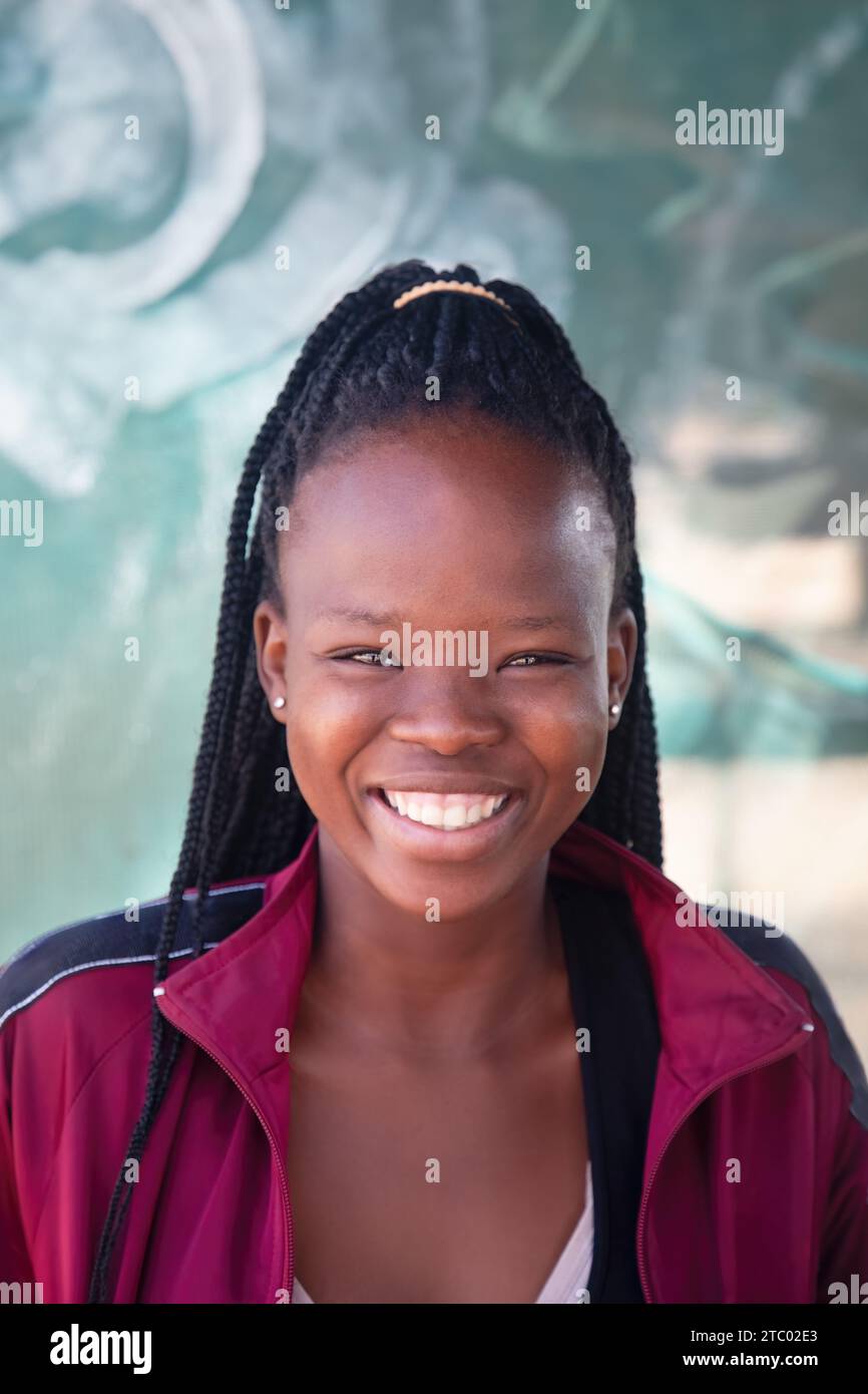 portrait de jeune femme africaine avec tresses, cadre extérieur Banque D'Images