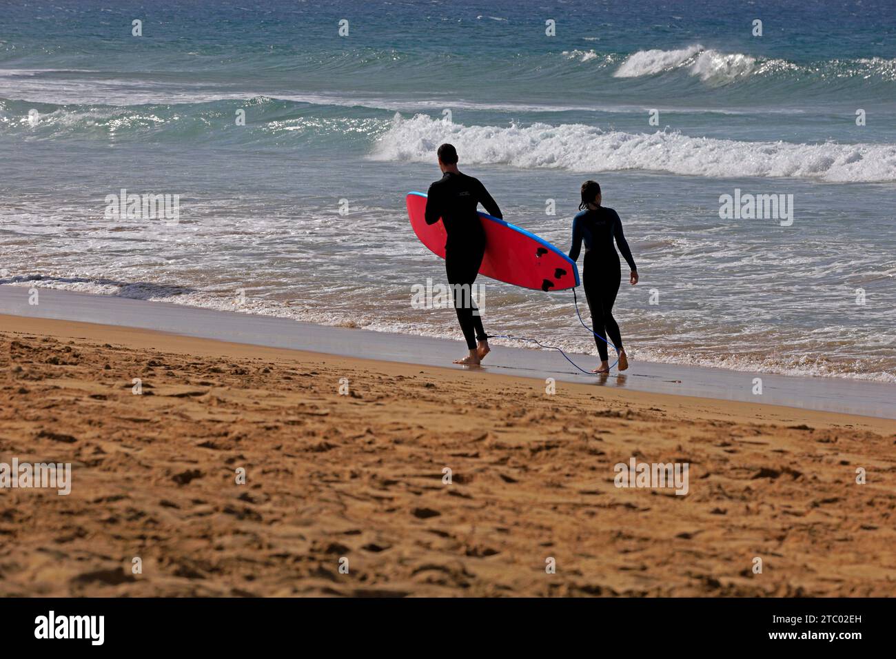 Surf à Pedra Beach, El Cotillo, Fuerteventura, Îles Canaries, Espagne. Prise en novembre 2023 Banque D'Images