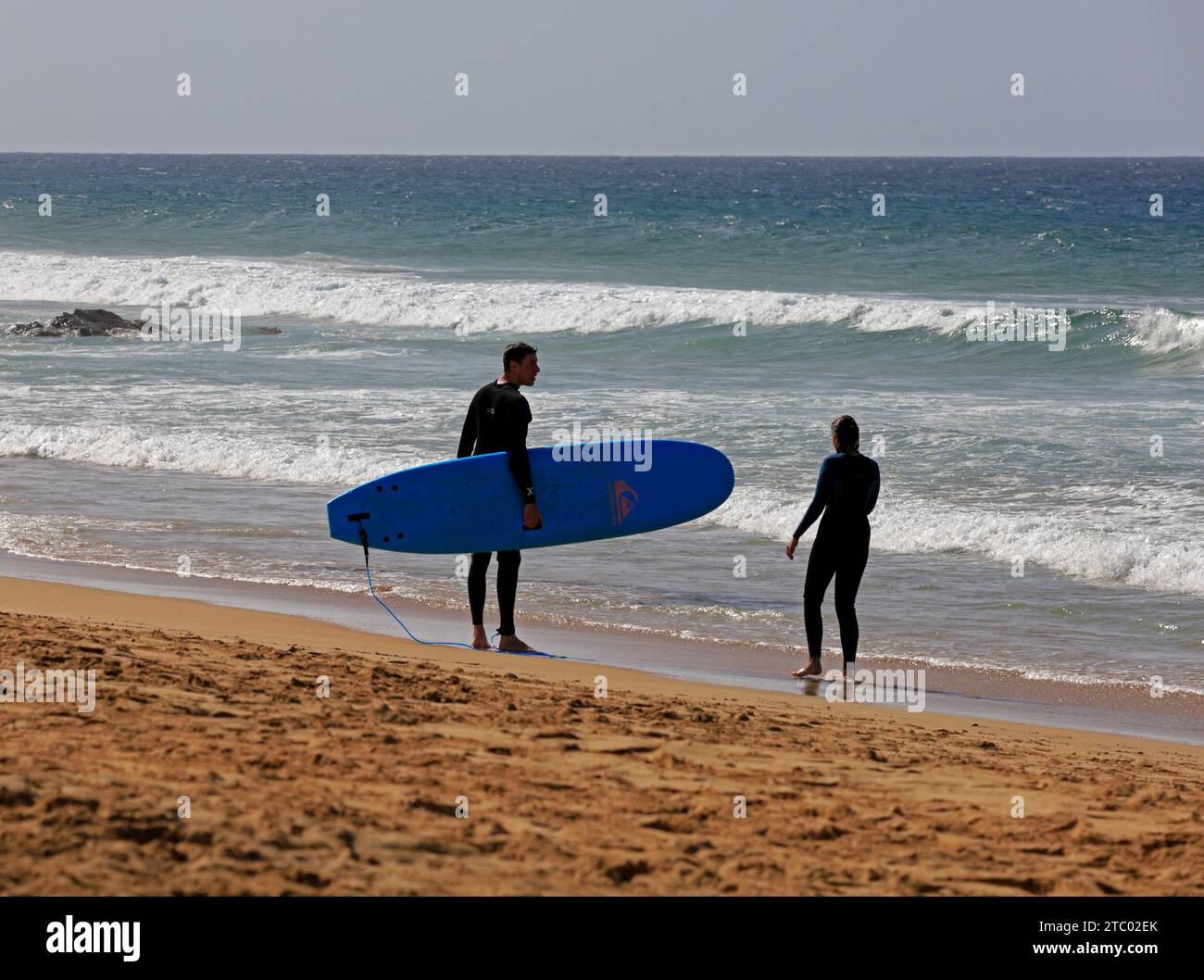 Surf à Pedra Beach, El Cotillo, Fuerteventura, Îles Canaries, Espagne. Prise en novembre 2023 Banque D'Images