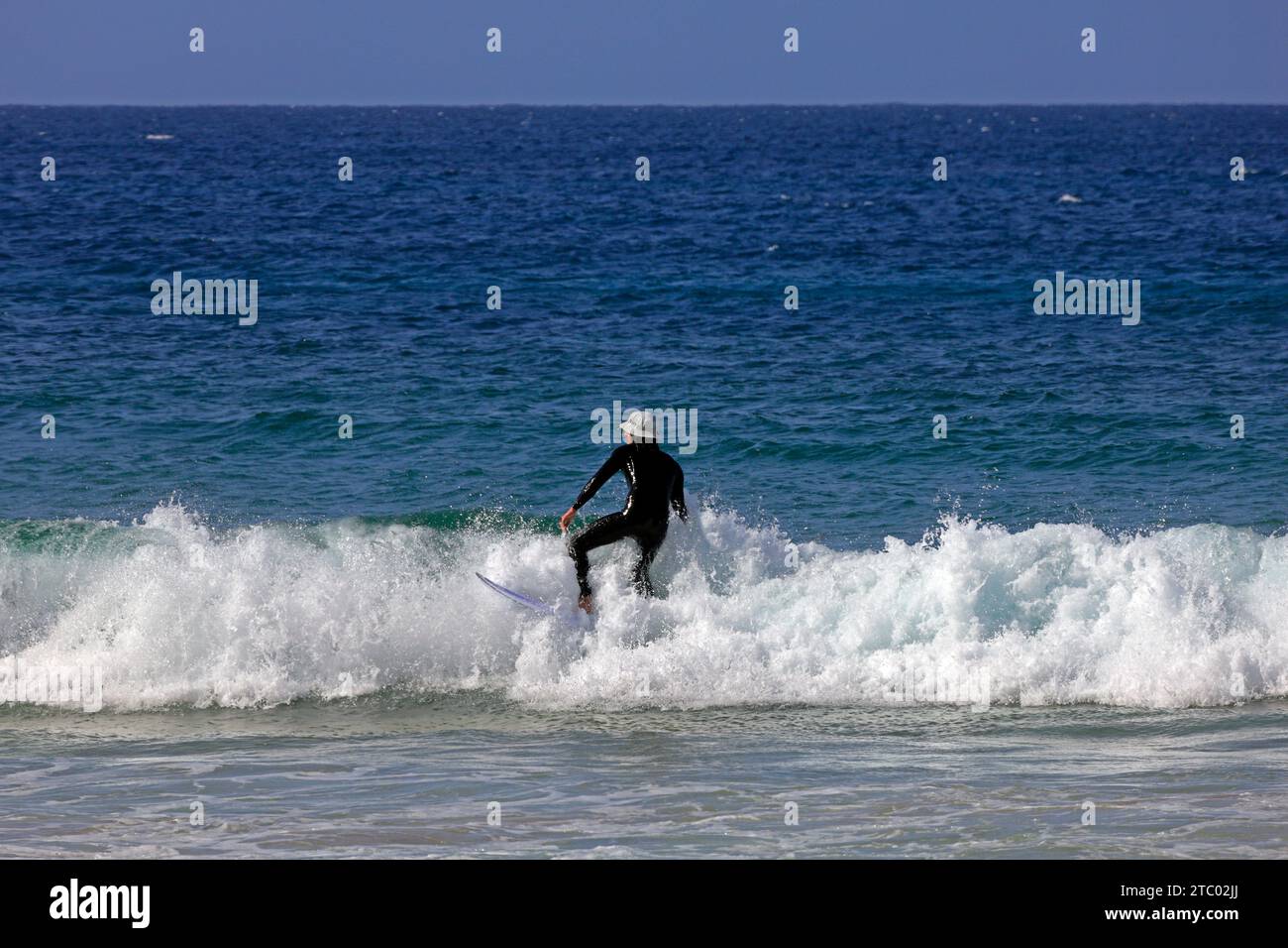 Surf à Pedra Beach, El Cotillo, Fuerteventura, Îles Canaries, Espagne. Prise en novembre 2023 Banque D'Images
