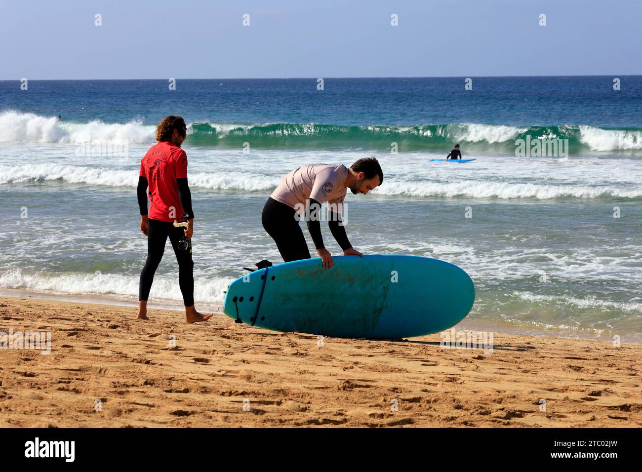 Homme prenant la première leçon de surf avec instructeur individuel, El Cotillo, Fuerteventura, Îles Canaries, Espagne. Prise en novembre 2023 Banque D'Images