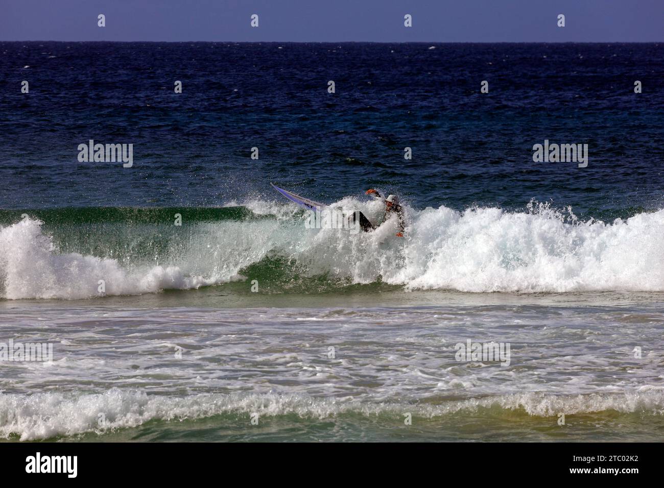 Surf à Pedra Beach, El Cotillo, Fuerteventura, Îles Canaries, Espagne. Prise en novembre 2023 Banque D'Images