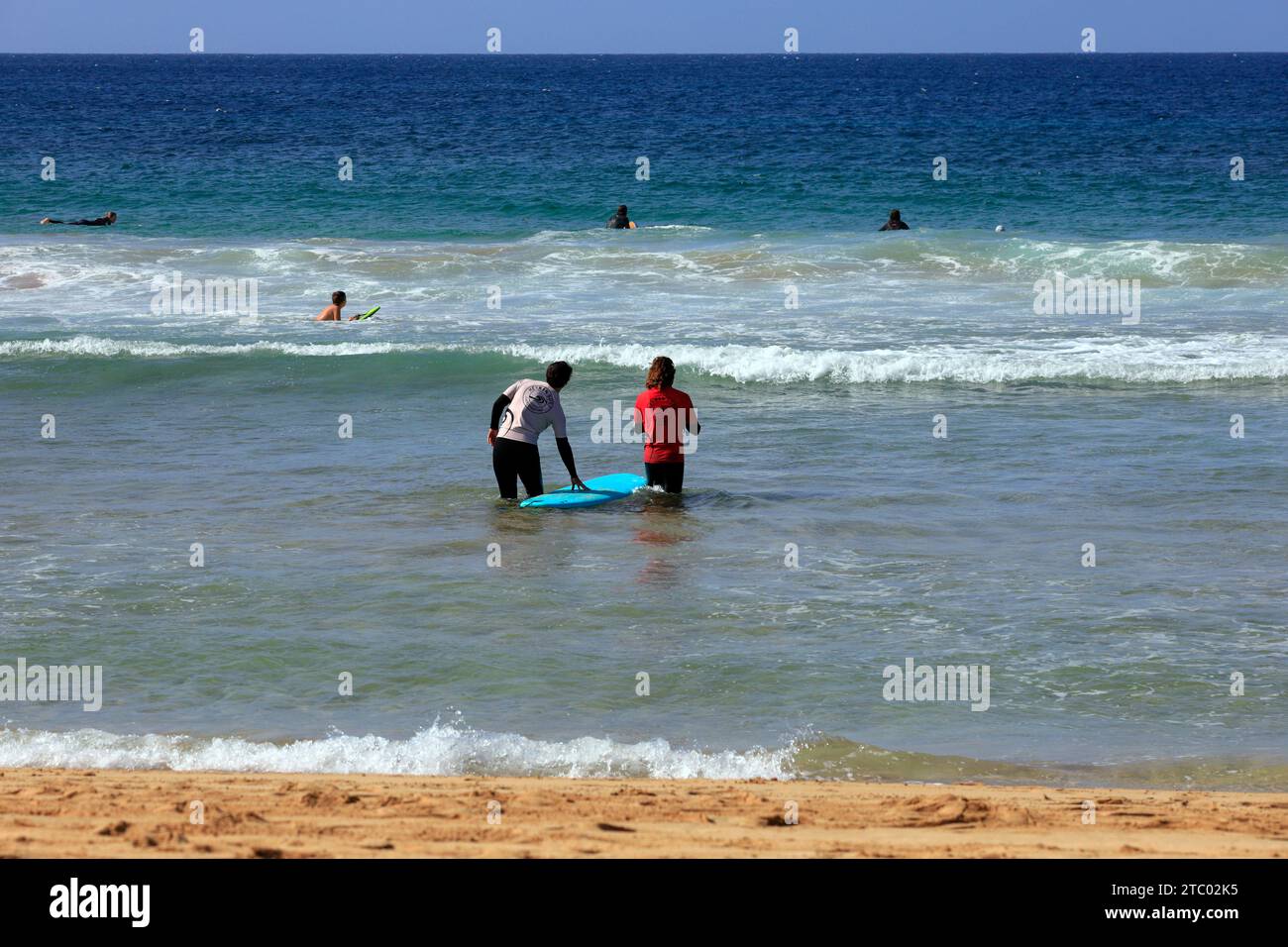 Homme prenant la première leçon de surf avec instructeur individuel, El Cotillo, Fuerteventura, Îles Canaries, Espagne. Prise en novembre 2023 Banque D'Images