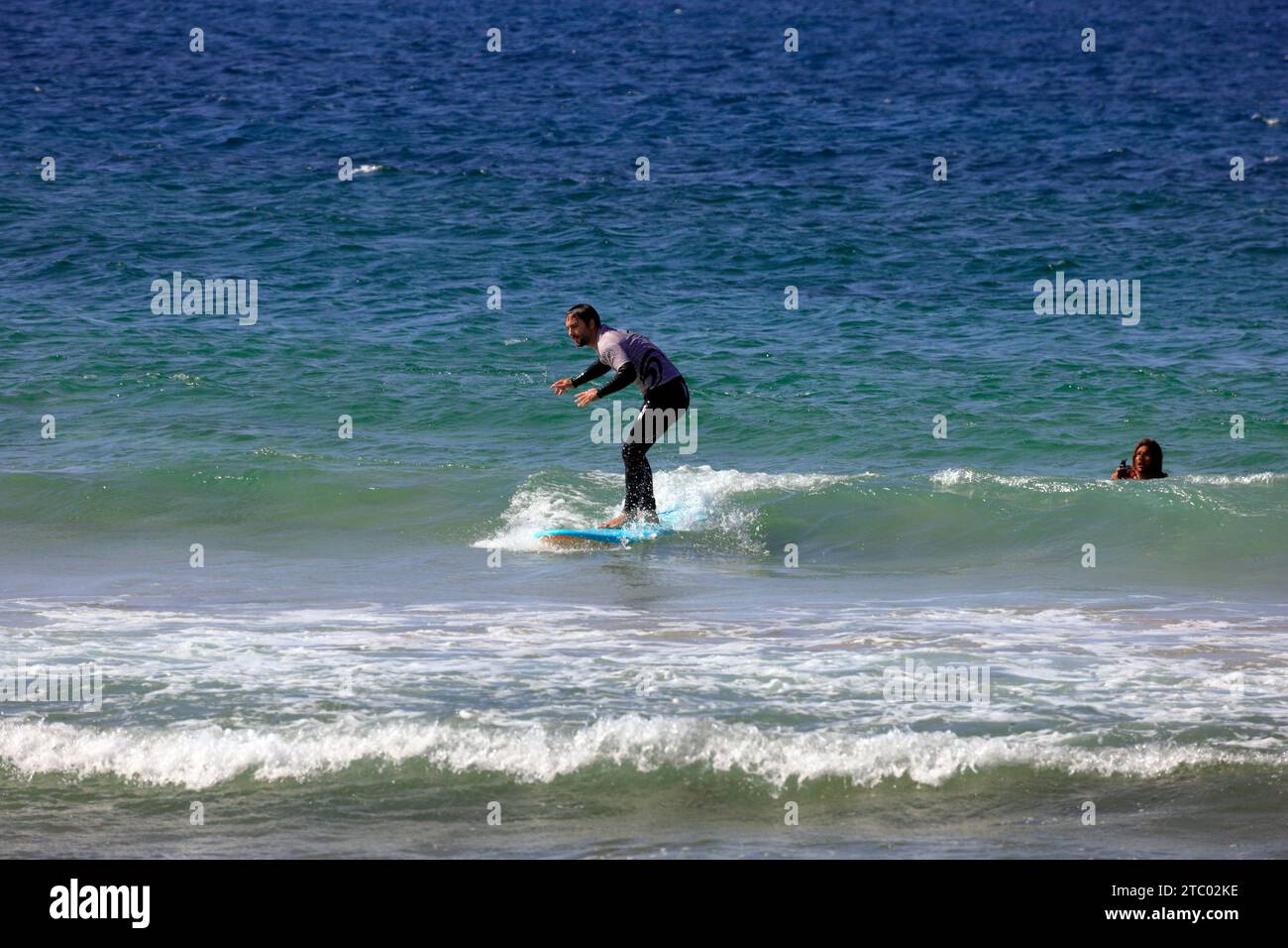 Apprenant à l'école de surf prenant la première leçon à Piedra Playa, El Cotillo, Fuerteventura, Îles Canaries, Espagne. Prise en novembre 2023. Banque D'Images