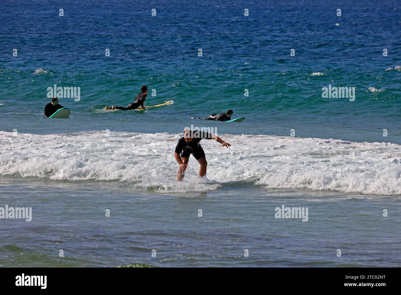 Surf à Pedra Beach, El Cotillo, Fuerteventura, Îles Canaries, Espagne. Prise en novembre 2023 Banque D'Images