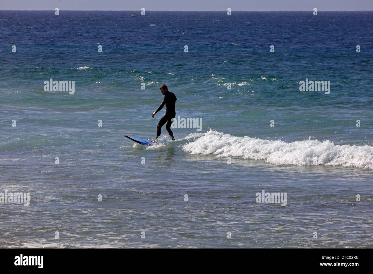 Surf à Pedra Beach, El Cotillo, Fuerteventura, Îles Canaries, Espagne. Prise en novembre 2023 Banque D'Images