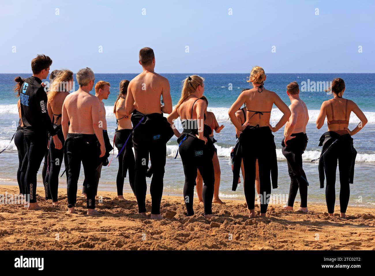 École de surf première leçon et consignes de sécurité - sur la plage, El Cotillo, Fuerteventura, Îles Canaries, Espagne. Prise en novembre 2023. Banque D'Images