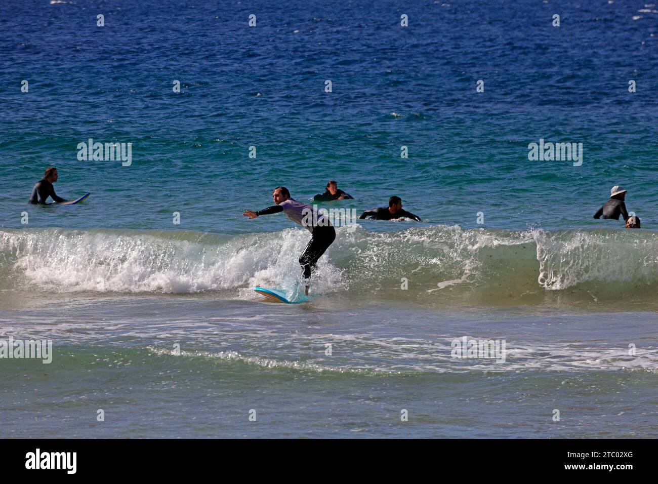 Apprenant à l'école de surf prenant la première leçon à Piedra Playa, El Cotillo, Fuerteventura, Îles Canaries, Espagne. Prise en novembre 2023. Banque D'Images