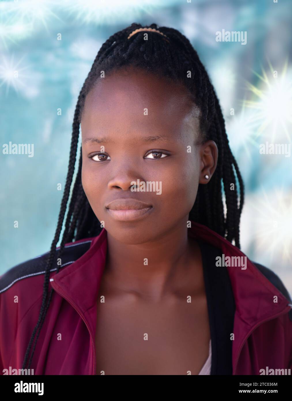 portrait de jeune femme africaine avec tresses, cadre extérieur Banque D'Images