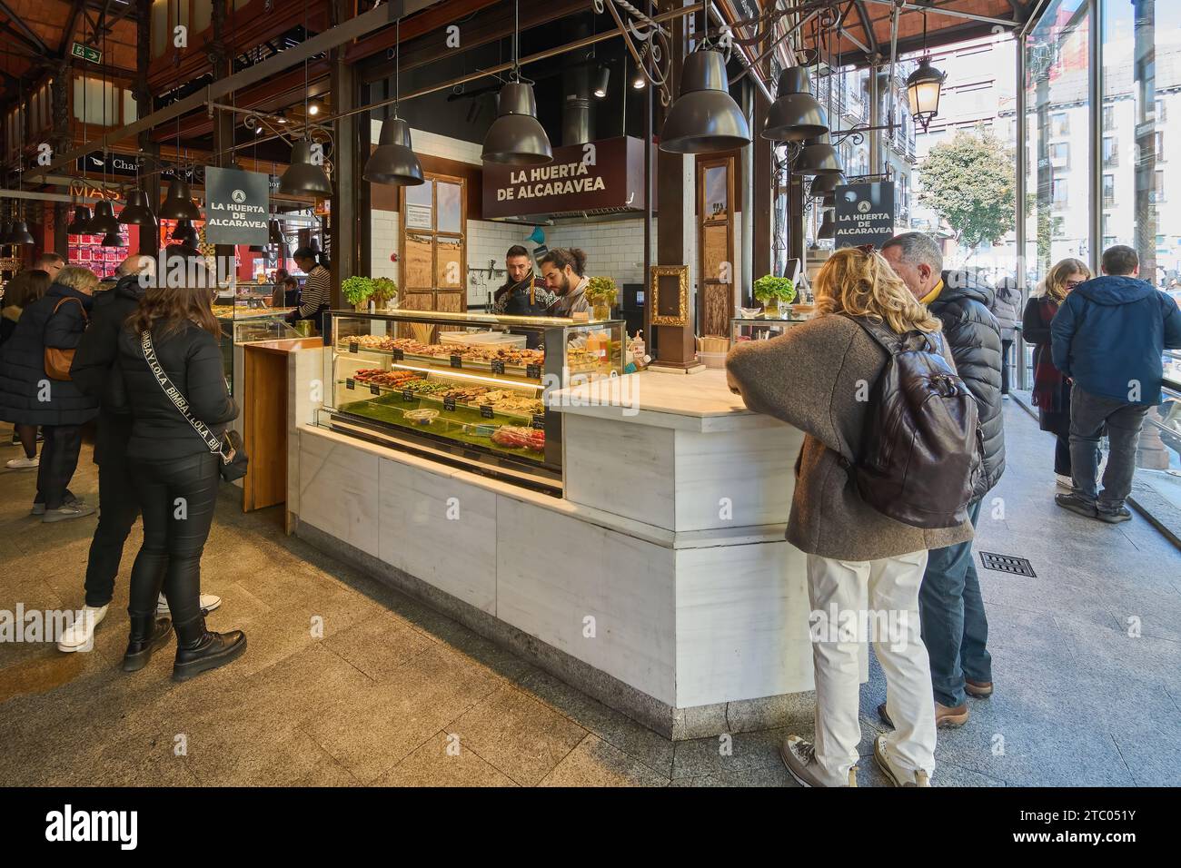 MADRID ESPAGNE - 09 DÉCEMBRE 2023 : vue imprenable sur le Mercado de San Miguel, une destination culinaire populaire à Madrid Banque D'Images