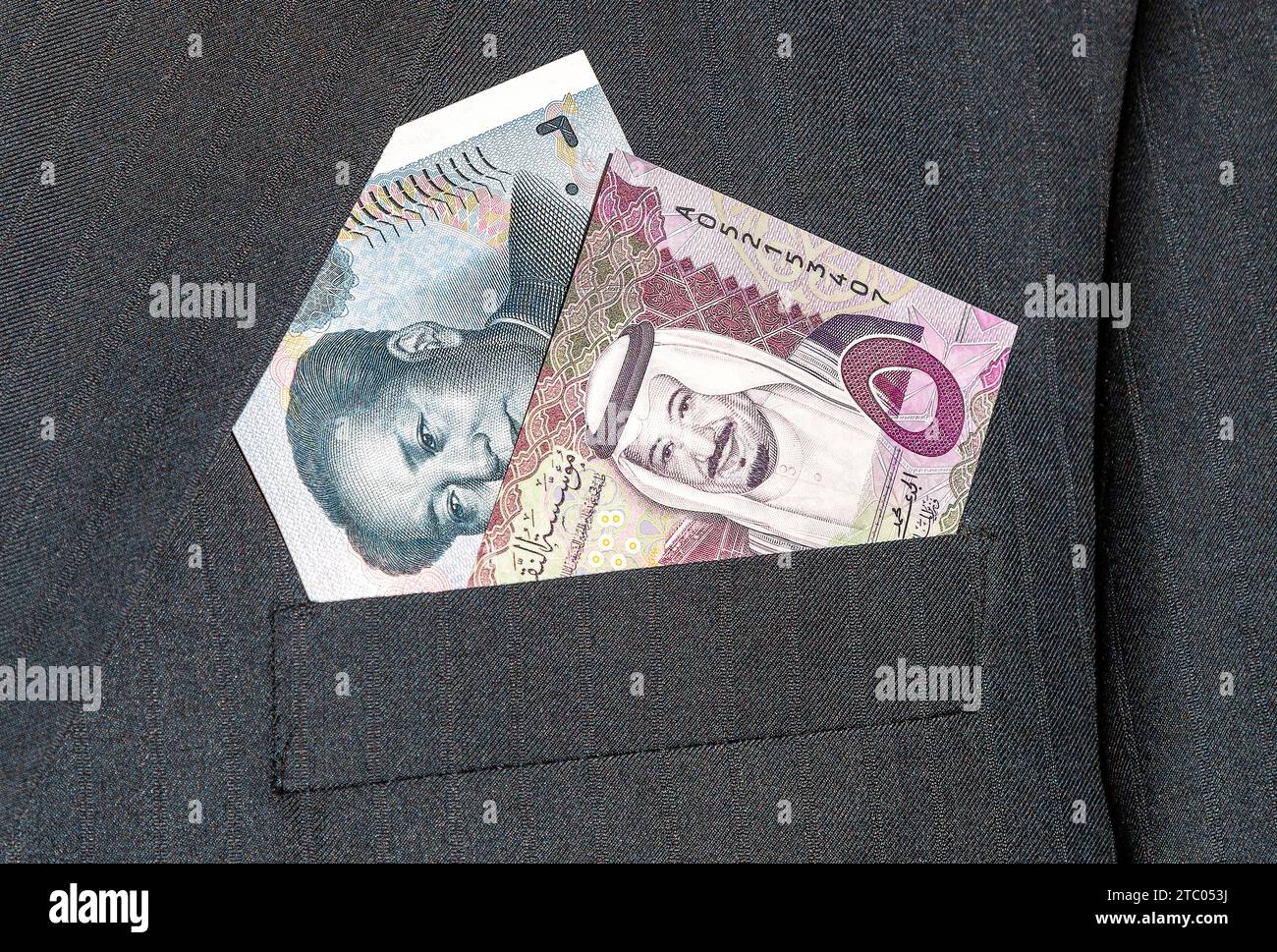Billet de banque d'Arabie saoudite avec le roi Salmane et billet de banque chinois yuan avec Mao Zedong dans la poche de costume d'homme d'affaires. Photo concept d'entreprise de l'échange ra Banque D'Images