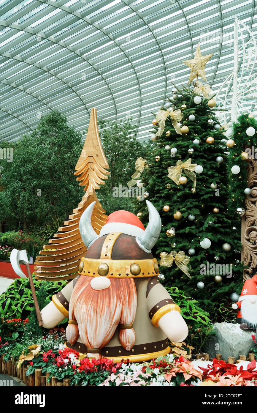 Une figure viking tenant une épée parmi des décorations festives en arrière-plan, Gardens by the Bay, Singapour Banque D'Images