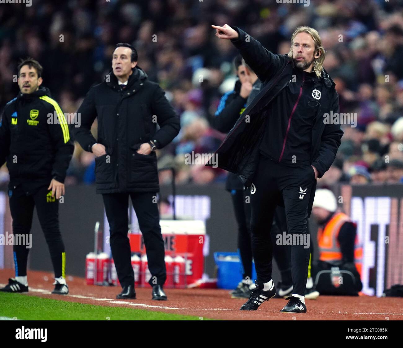 Austin McPhee, entraîneur adjoint d'Aston Villa, fait des gestes sur la ligne de touche lors du match de Premier League à Villa Park, Birmingham. Date de la photo : Samedi 9 décembre 2023. Banque D'Images