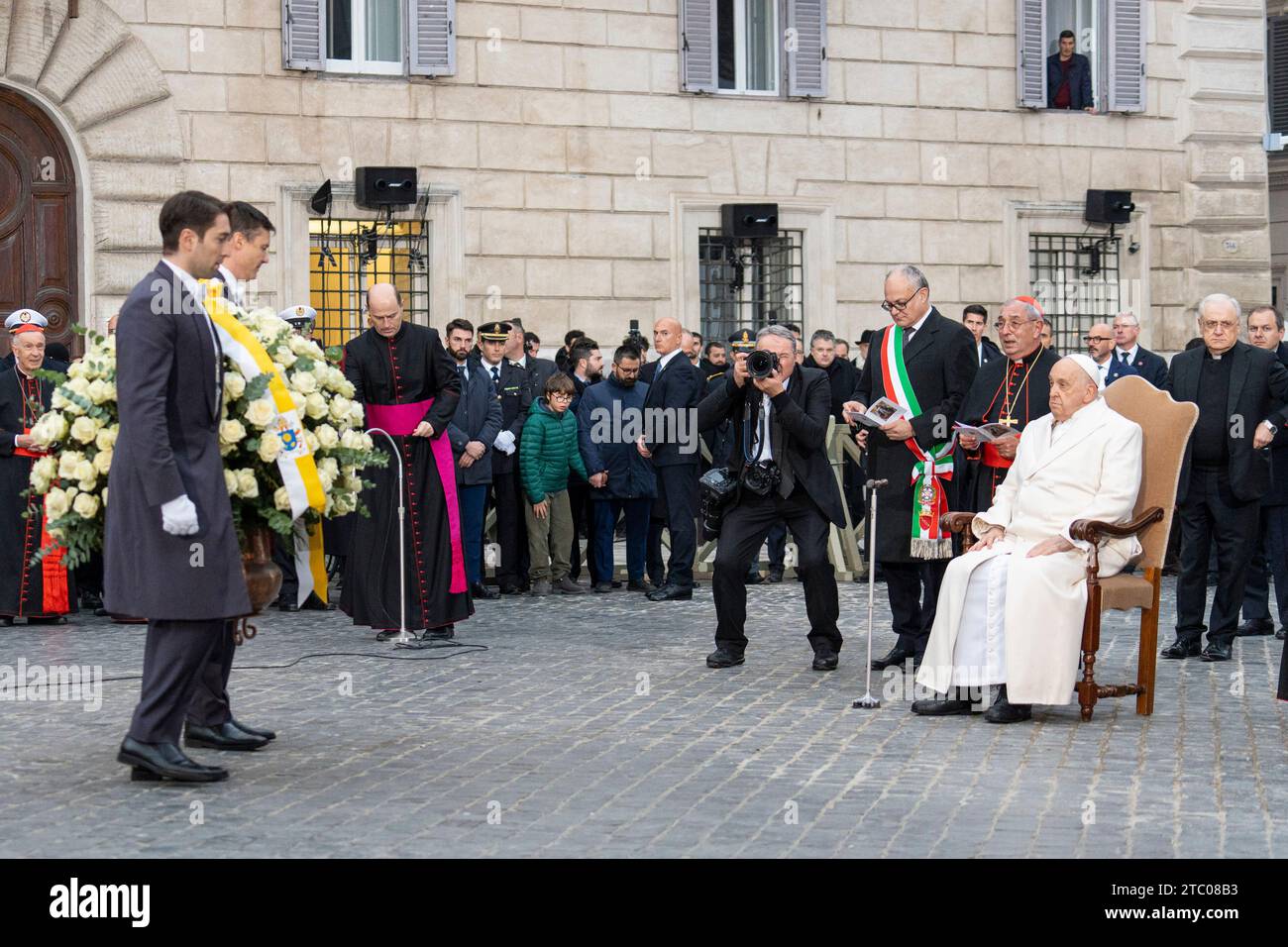 Rome, Italie. 08 décembre 2023. Le Pape François prie devant la statue de la Vierge Marie pour la solennité de l’Immaculée conception. Le Pape François marque la Fête de l'Immaculée conception avec l'Acte traditionnel de vénération à la Bienheureuse Vierge Marie devant la statue de l'Immaculée conception sur la Piazza di Spagna à Rome. Crédit : SOPA Images Limited/Alamy Live News Banque D'Images