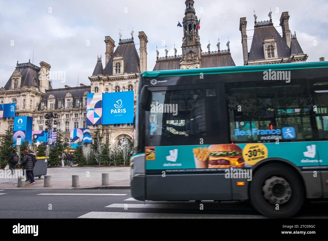 Bruno Levesque/IP3 Paris, France. , . Illustration la favßade de l Hotel de ville habillv © e aux couleurs des Jeux Olympiques et paralympiques de Paris 2024 Illustration de la façade de l'hôtel de ville habillée aux couleurs des Jeux Olympiques et Paralympiques de Paris 2024 le 29 2023 novembre SPORT, JO 2024, ILLUSTRATION, ANNEAUX OLYMPIQUES, ANNEAU OLYMPIQUE, ACTUALITÉS, JO STRUCTURE SPORT, JO 2024, ILLUSTRATION, ANNEAUX OLYMPIQUES, ANNEAU OLYMPIQUE, NEWS, JO STRUCTURE CIRCULATION PAYSAGE BUS RATP TRANSPORT EN COMMUN CRÉDIT : MAXPPP/ALAMY LIVE NEWS Banque D'Images