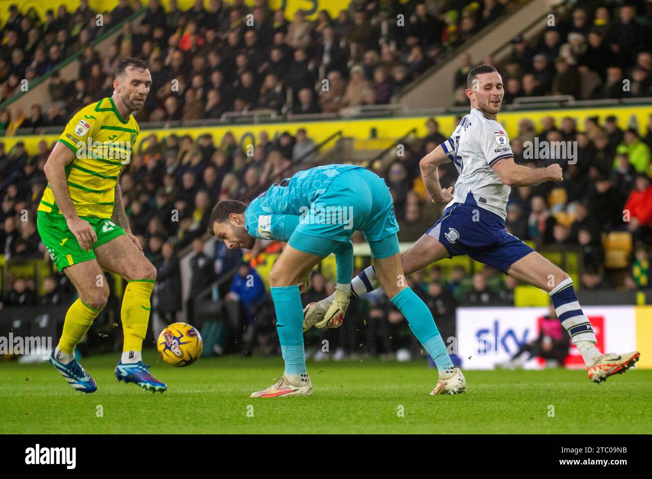 Norwich, Royaume-Uni. 9 décembre 2023. Preston North End Alan Browne se bat pour le ballon entre Norwich City Shane Duffy et le gardien de but de Norwich City Angus Gunn lors du Sky Bet Championship match entre Norwich City et Preston North End à Carrow Road, Norwich le samedi 9 décembre 2023. (Photo : David Watts | MI News) crédit : MI News & Sport / Alamy Live News Banque D'Images