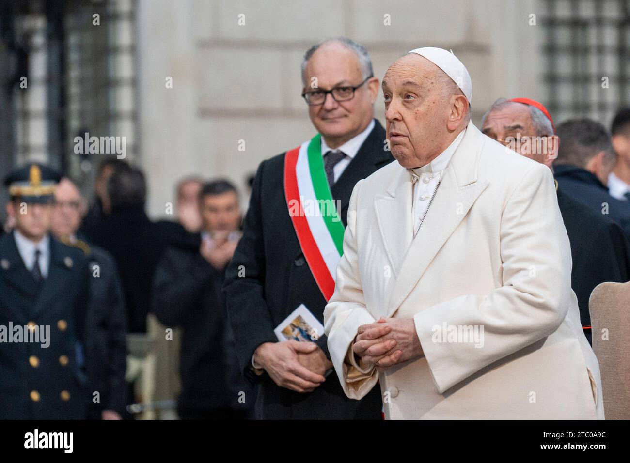 Rome, Italie. 08 décembre 2023. Le Pape François prie devant la statue de la Vierge Marie pour la solennité de l’Immaculée conception. Le Pape François marque la Fête de l'Immaculée conception avec l'Acte traditionnel de vénération à la Bienheureuse Vierge Marie devant la statue de l'Immaculée conception sur la Piazza di Spagna à Rome. (Photo Stefano Costantino/SOPA Images/Sipa USA) crédit : SIPA USA/Alamy Live News Banque D'Images