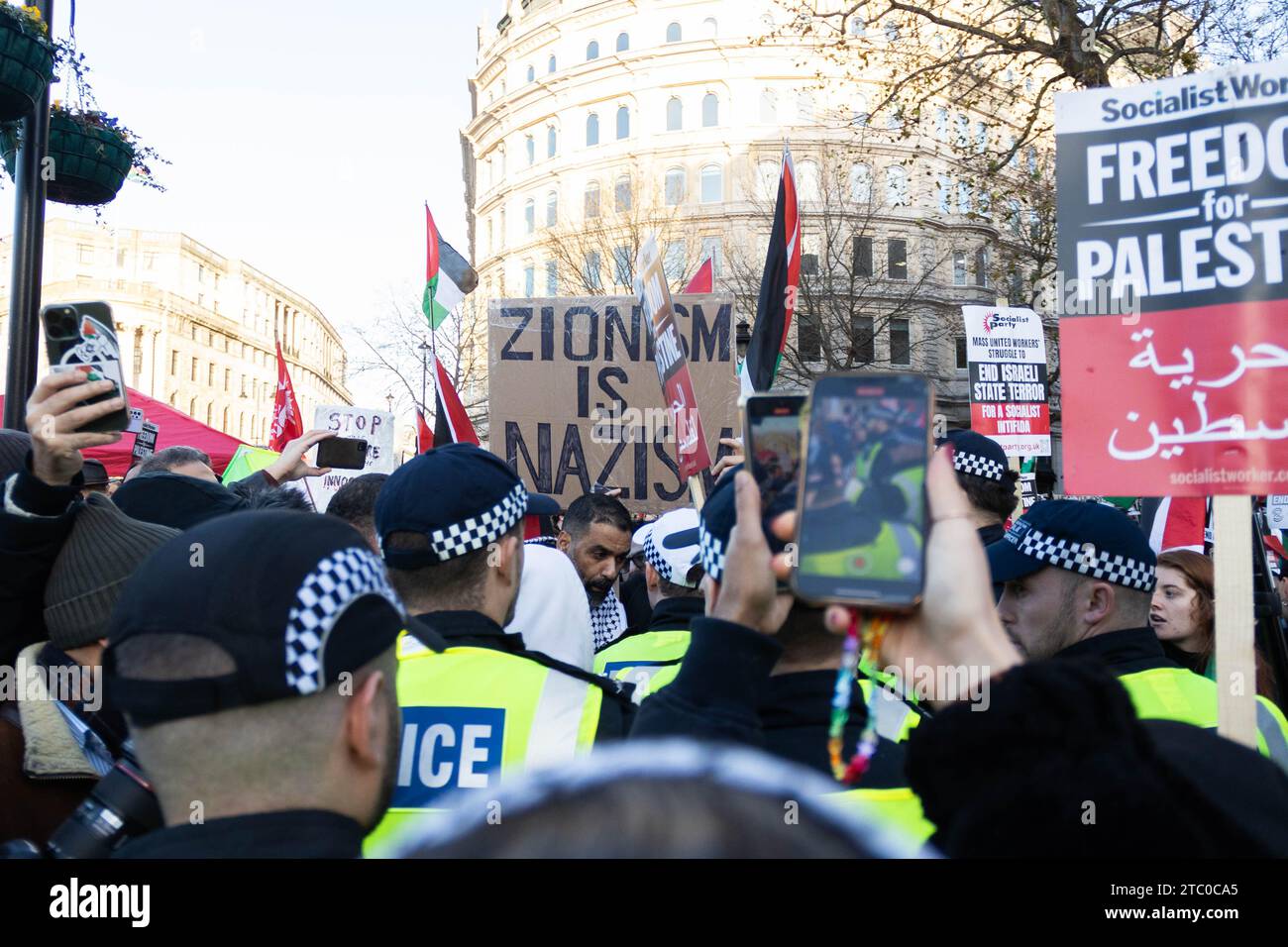 Londres, Royaume-Uni. 9 décembre 2023. La police a arrêté quelqu'un parce qu'ils tenaient une bannière «sionisme» est nazisme. Crédit : Sinai Noor/Alamy Live News Banque D'Images