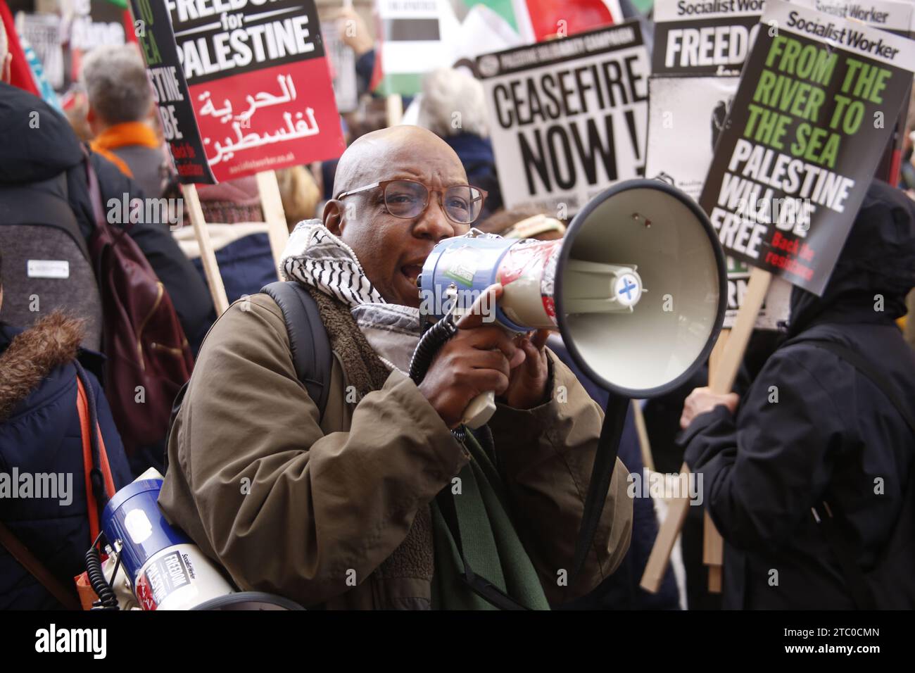 Une autre marche pour Gaza à Londres Une autre grande marche de solidarité avec le peuple palestinien a lieu à Londres. La marche commence près de la gare de la banque avant de traverser la ville et le bord de la rivière, se terminant à l'extérieur des chambres du Parlement. Crédit : Roland Ravenhill/Alamy. Banque D'Images