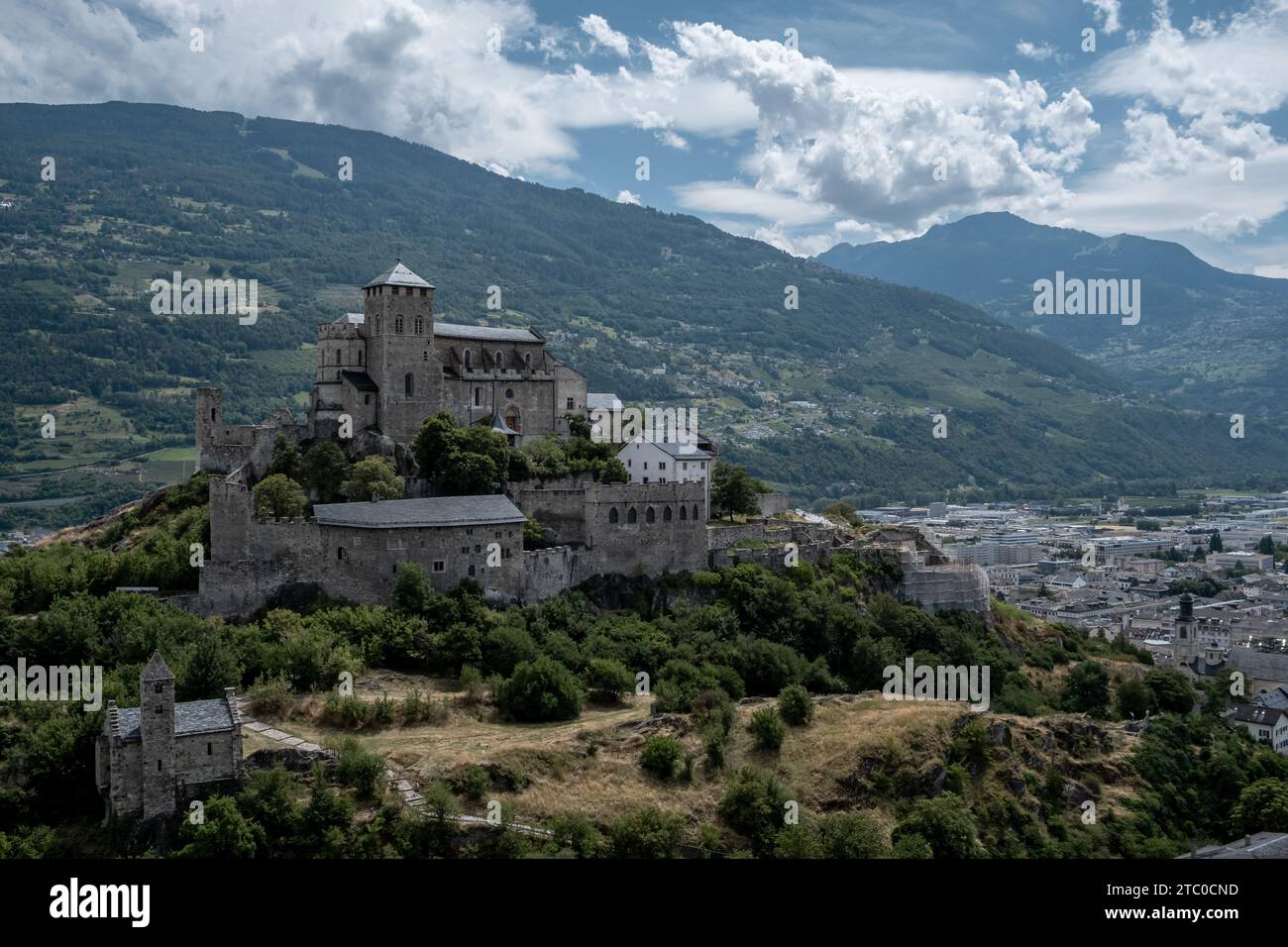 La basilique de Valère à Sion par une journée ensoleillée en été en Suisse Banque D'Images