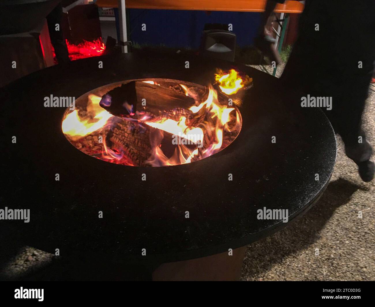Feuerstelle Grill mit lodernden Flammen Banque D'Images