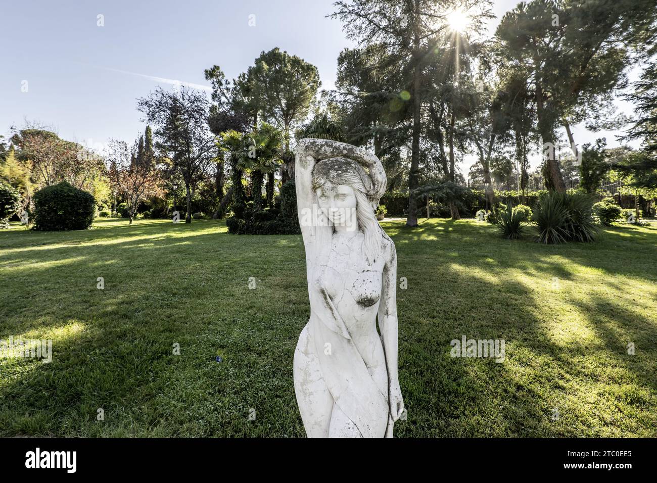 Une statue décorative au milieu d'un jardin privé Banque D'Images