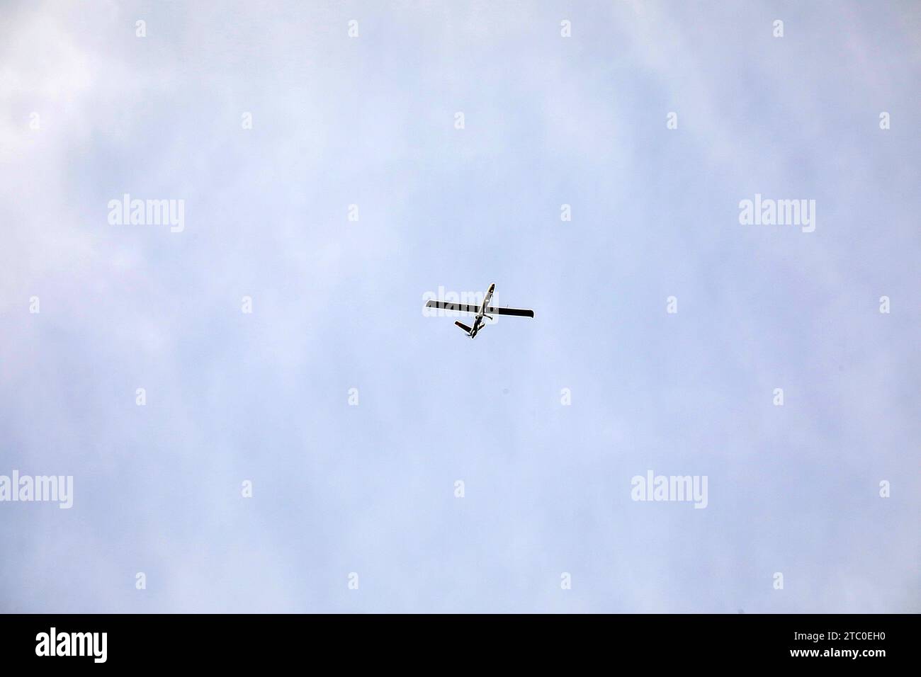 Rafah, Gaza. 08 décembre 2023. Un drone aérien sans pilote de reconnaissance israélien survole la bande de Gaza le samedi 9 décembre 2023. Photo par Ismael Mohamad/UPI. Crédit : UPI/Alamy Live News Banque D'Images