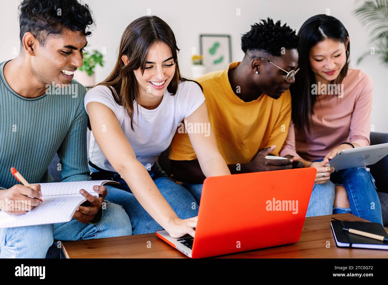 Jeune groupe de collégiens apprenant ensemble en utilisant un ordinateur portable à la maison Banque D'Images