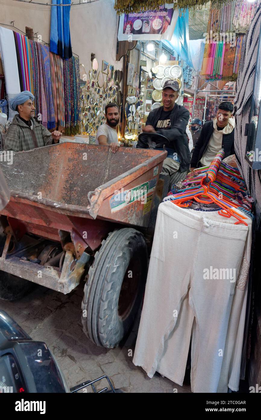 Digger est conduit dans une rue étroite dans la médina comme les gens sourient, Marrakech aka Marrakech, Maroc, 09 décembre 2023 Banque D'Images