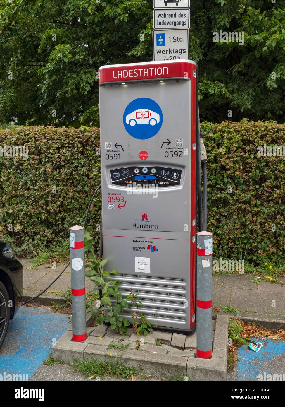 Une Ládestation (borne de recharge) pour un véhicule électrique à recharger sur une route à Hambourg, Allemagne. Banque D'Images