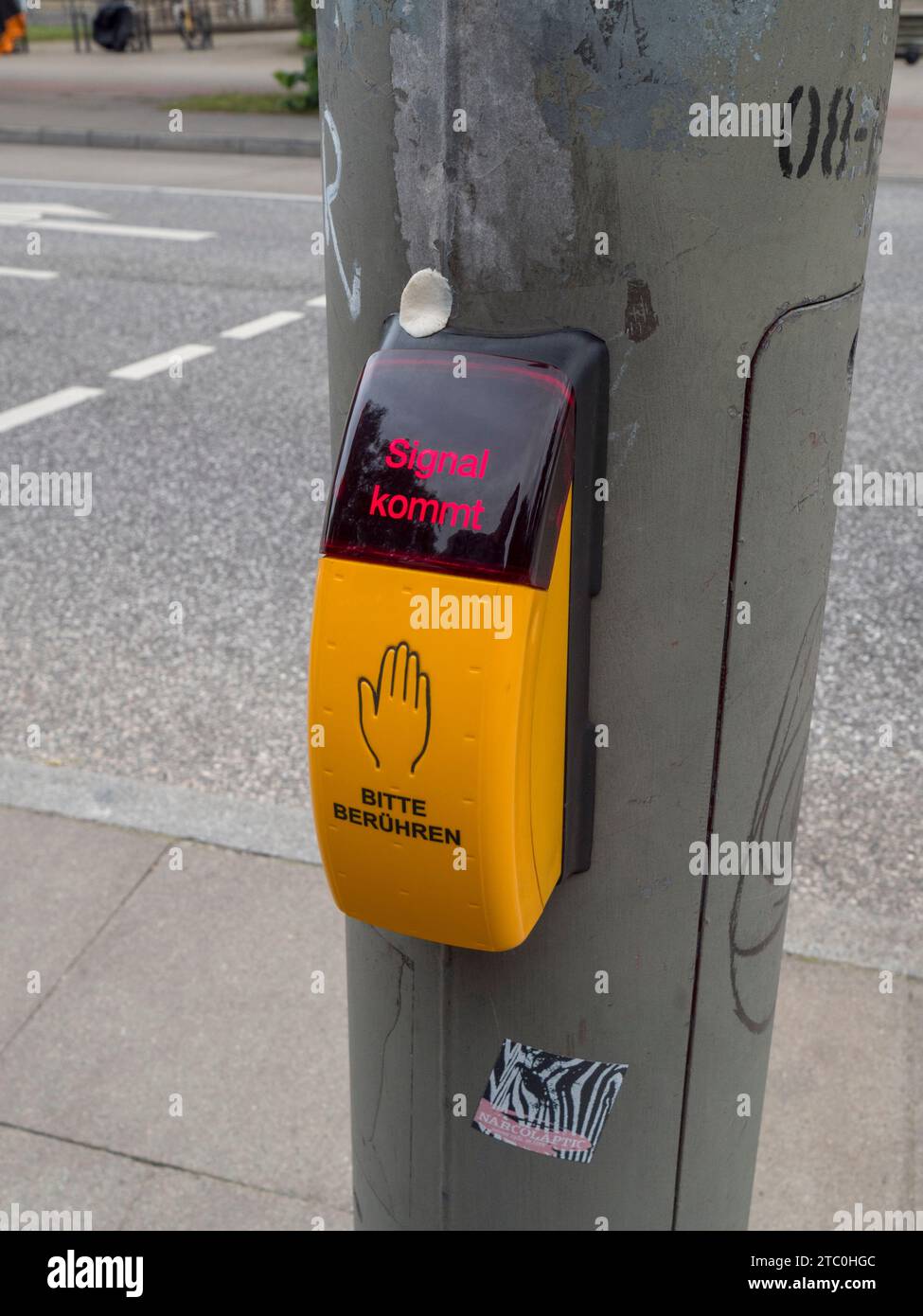 Boîte de signalisation pour les personnes à toucher sur un passage pour piétons (signal kommet. Bitte beruhren traduit « le signal arrive. Veuillez toucher.'), Hambourg, Allemagne. Banque D'Images