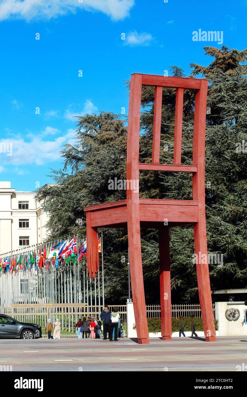 Genève le monument de la chaise brisée devant le bâtiment des nations unies à Genève la Suisse a pris de près. Banque D'Images