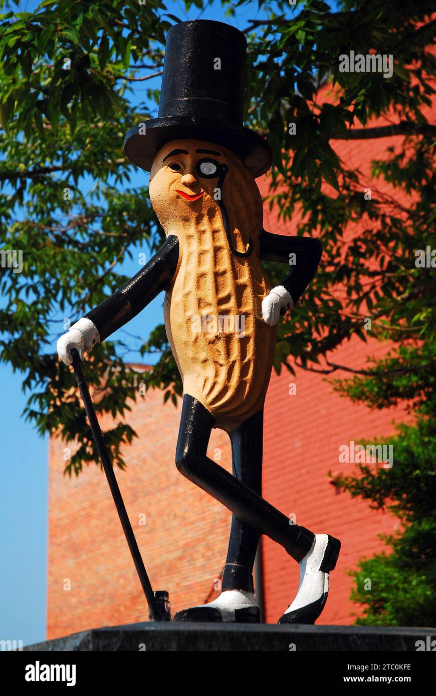Une sculpture de M. Peanut se trouve à Suffolk, en Virginie, a déclaré que tp serait le berceau du personnage commercial et publicitaire emblématique de Planters Peanuts Banque D'Images