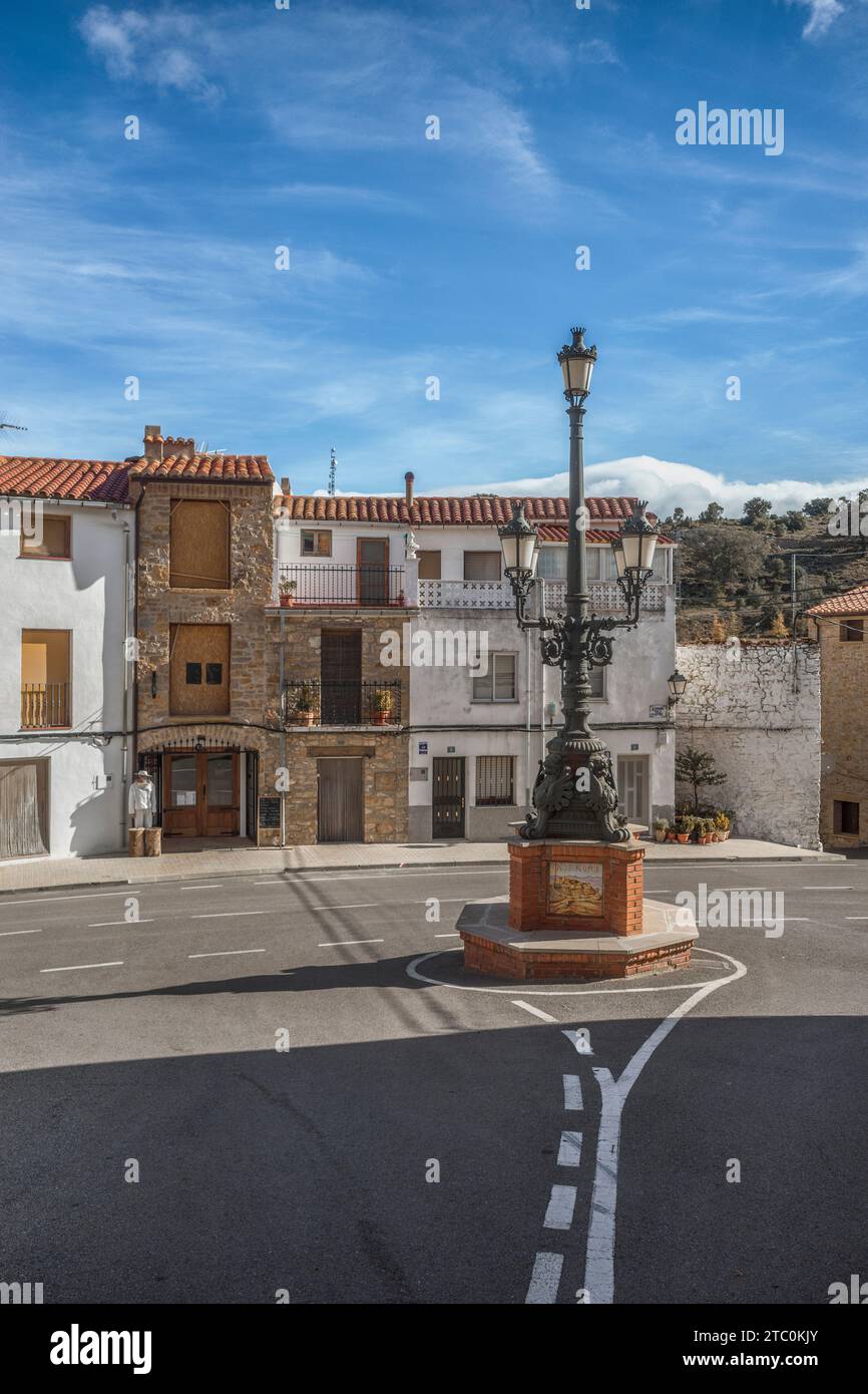 Rond-point avec un magnifique lampadaire accueillant Culla. La plus belle ville d'Espagne, Castellon, Communauté de Valence Banque D'Images